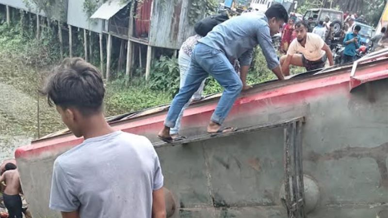 ফরিদপুরে বাস উল্টে খাদে পড়ে চারজনের মৃত্যু